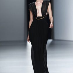Vestido con escote cuadrado de Juanjo Oliva en Cibeles, colección primavera de 2012