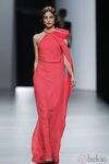 Vestido de noche en tono coral de Juanjo Oliva en Cibeles, colección primavera de 2012