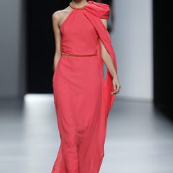 Vestido de noche en tono coral de Juanjo Oliva en Cibeles, colección primavera de 2012