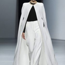 Capa blanca de Juanjo Oliva en Cibeles, colección primavera de 2012