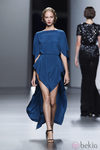 Vestido añil con aberturas de Juanjo Oliva en Cibeles, colección primavera de 2012