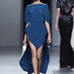 Vestido añil con aberturas de Juanjo Oliva en Cibeles, colección primavera de 2012