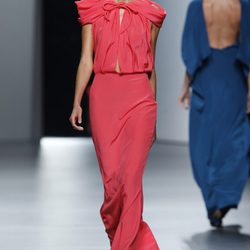 Vestido escotado en color coral de Juanjo Oliva en Cibeles, colección primavera de 2012