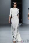 Vestido blanco con detalles dorados de Juanjo Oliva en Cibeles, colección primavera de 2012