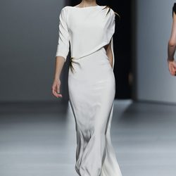 Vestido blanco con detalles dorados de Juanjo Oliva en Cibeles, colección primavera de 2012