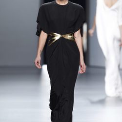 Vestido negro con hombreras de Juanjo Oliva en Cibeles, colección primavera de 2012