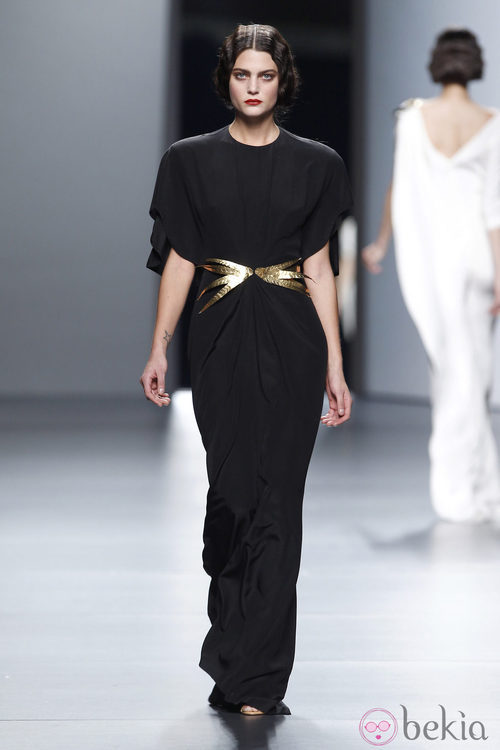 Vestido negro con hombreras de Juanjo Oliva en Cibeles, colección primavera de 2012