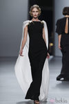 Vestido negro con capa blanca de Juanjo Oliva en Cibeles, colección primavera de 2012