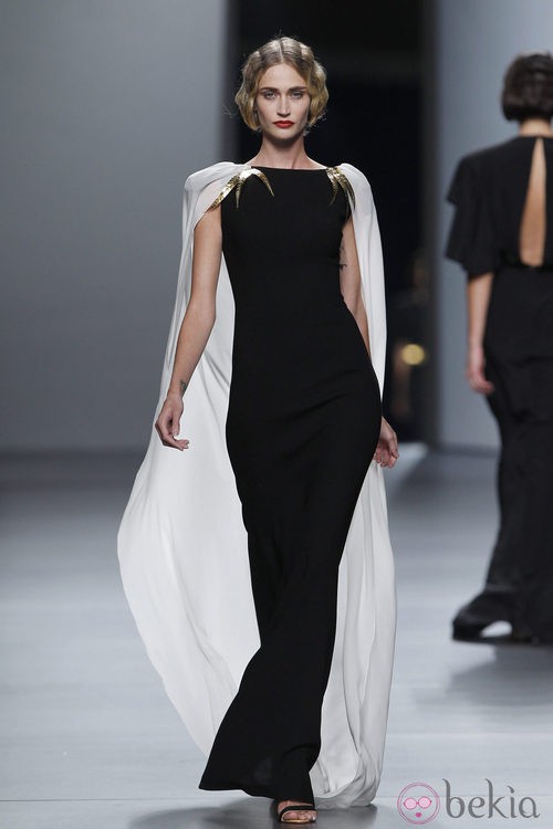 Vestido negro con capa blanca de Juanjo Oliva en Cibeles, colección primavera de 2012