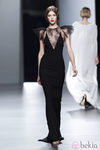 Vestido negro con encaje de Juanjo Oliva en Cibeles, colección primavera de 2012