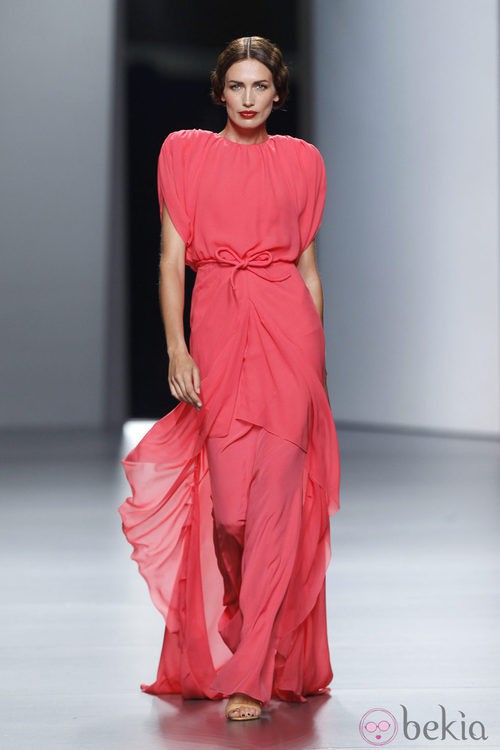 Nieves Álvarez con diseño coral de Juanjo Oliva en Cibeles, colección primavera de 2012