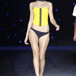 Corsé amarillo de Montse Bassons en Cibeles