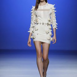 Vestido con cuernos de Martin Lamothe en Cibeles
