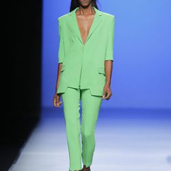 Traje pantalón verde de Martin Lamothe en Cibeles