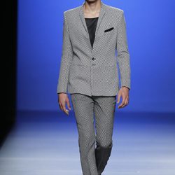 Traje gris para hombre de Martin Lamothe en Cibeles