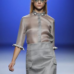 Camisa gris transparente de Martin Lamothe en Cibeles