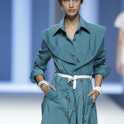Gabardina azul de la colección primavera 2012 de Sita Murt en Cibeles