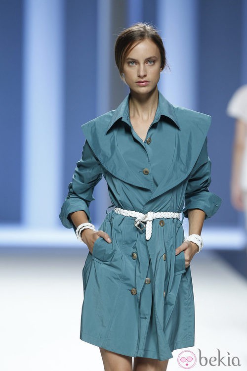 Gabardina azul de la colección primavera 2012 de Sita Murt en Cibeles