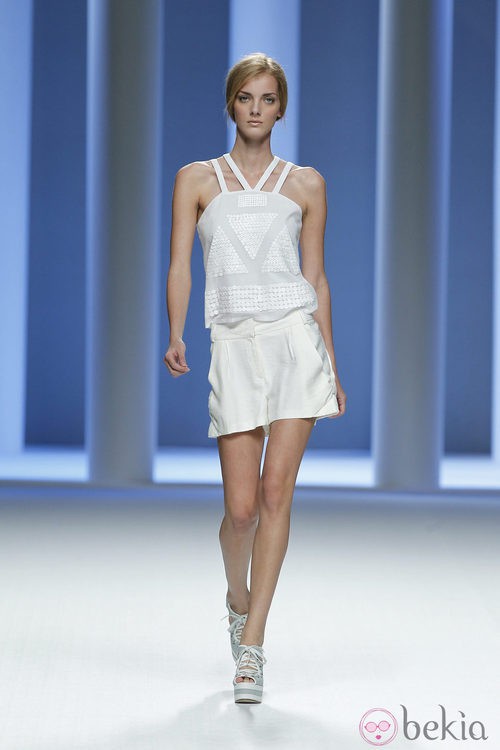 Vestido blanco de la colección primavera 2012 de Sita Murt en Cibeles