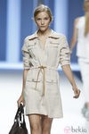 Gabardina beig de la colección primavera 2012 de Sita Murt en Cibeles