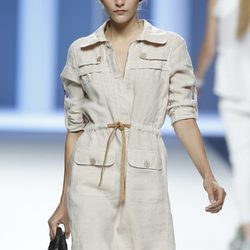 Gabardina beig de la colección primavera 2012 de Sita Murt en Cibeles