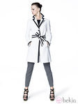Trench blanco con bordes negros de Sisley