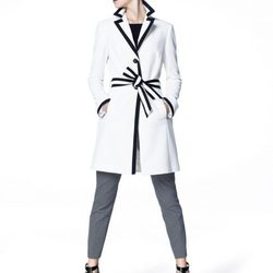 Trench blanco con bordes negros de Sisley