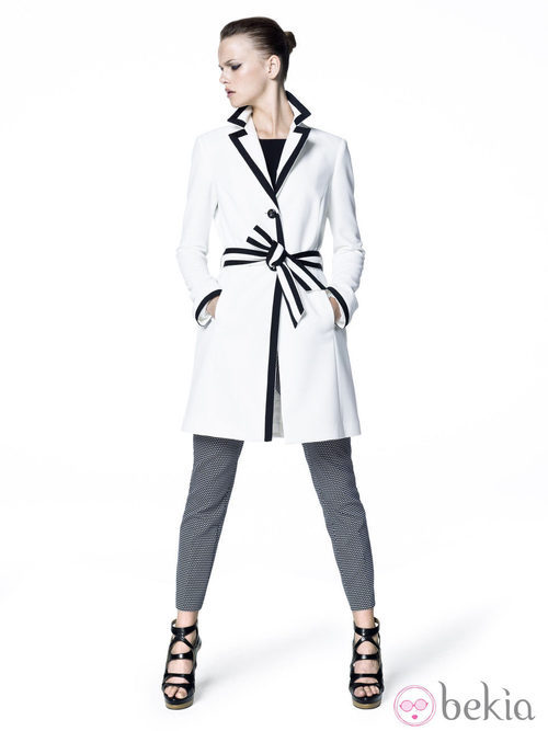 Trench blanco con bordes negros de Sisley