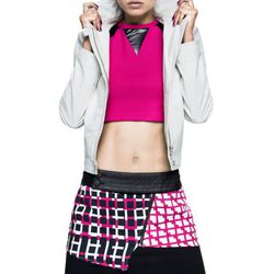 Crop top rosa neón y falda asimétrica de Sisley para primavera/verano 2014
