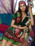 Adriana Lima con vestido y pañuelo a juego de la colección otoño/invierno 2014 de Desigual