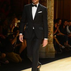 Andrés Velencoso desfilando para Mango 080 Barcelona Fashion otoño/invierno 2014