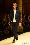 River Viiperi desfilando para Mango 080 Barcelona Fashion otoño/invierno 2014