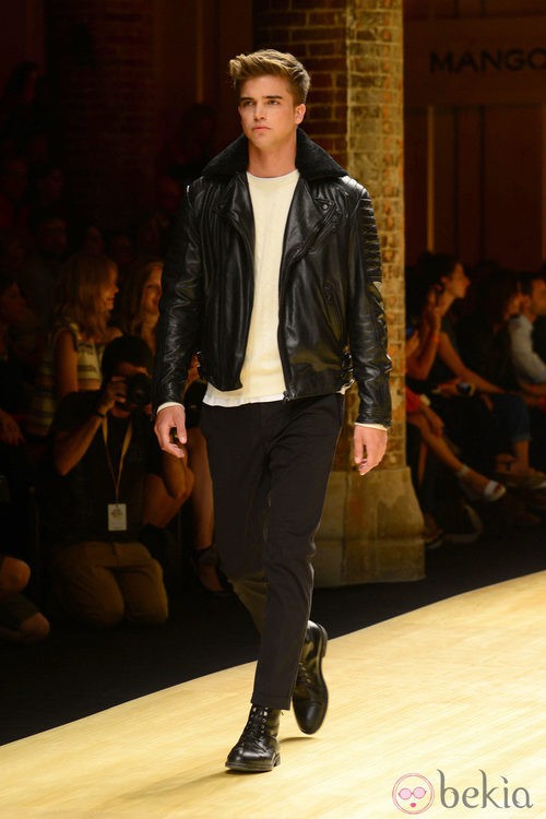 River Viiperi desfilando para Mango 080 Barcelona Fashion otoño/invierno 2014