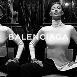 Gisele Bündchen posa sentada para Balenciaga