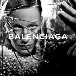 Gisele Bündchen con un radical look en la campaña de Balenciaga