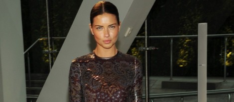 Adriana Lima no se salta el protocolo y luce piernas