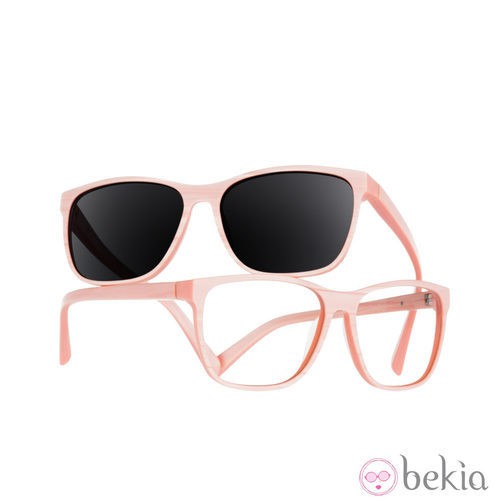 Gafas con montura salmón y lente negra de Transitions y Etnia Barcelona