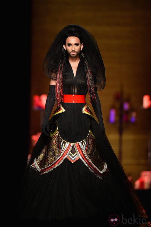 Conchita Wurst desfila para Jean Paul Gaultier