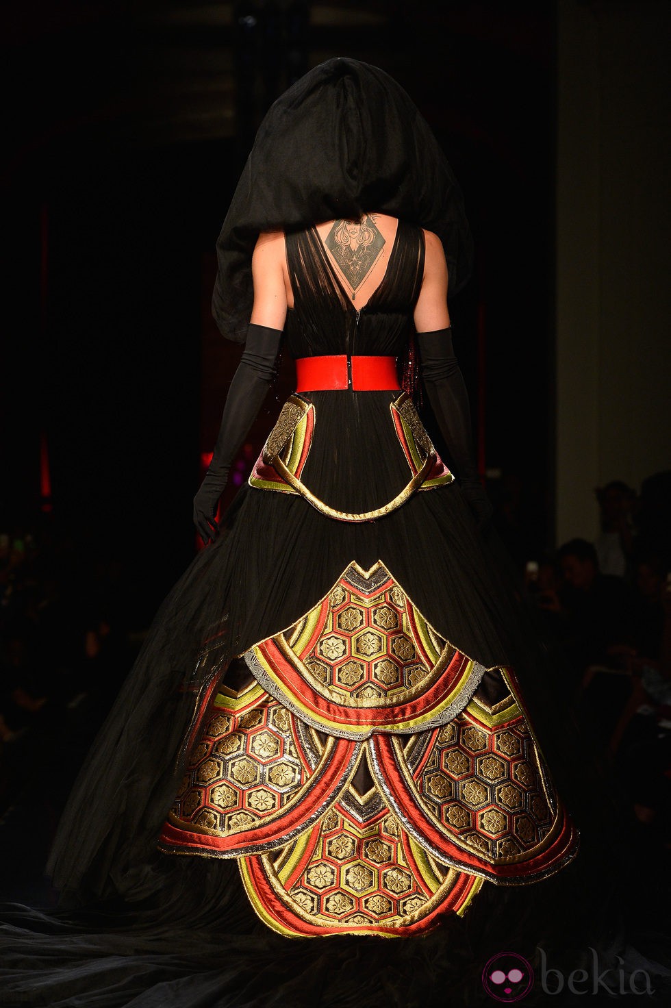 Parte trasera del vestido de Conchita Wurst en el desfile de Jean Paul Gaultier