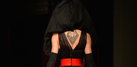 Parte trasera del vestido de Conchita Wurst en el desfile de Jean Paul Gaultier