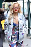 Rita Ora con la bomber bomber 'Reversible Tour' de G-Star Raw otoño/invierno 2014