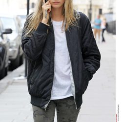 Rita Ora y Cara Delevingne con la bomber 'Reversible Tour' de G-Star Raw otoño/invierno 2014.