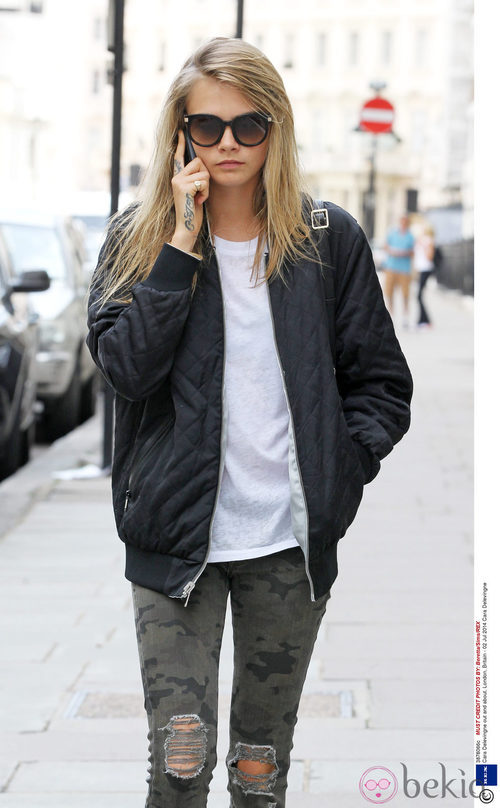 Rita Ora y Cara Delevingne con la bomber 'Reversible Tour' de G-Star Raw otoño/invierno 2014.