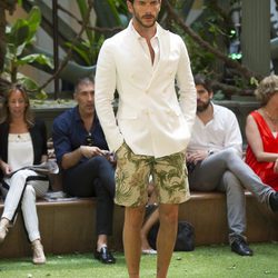 Chaqueta blanca y bermudas estampadas de Emidio Tucci para primavera/verano 2015