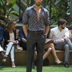 Camisa estampada y pantalón gris de Emidio Tucci para primavera/verano 2015