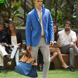Chaqueta azul eléctrico y pantalones a rayas de Emidio Tucci para primavera/verano 2015