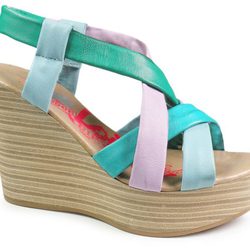 Sandalia de tiras en tonos pastel con cuña de Lois para verano 2014