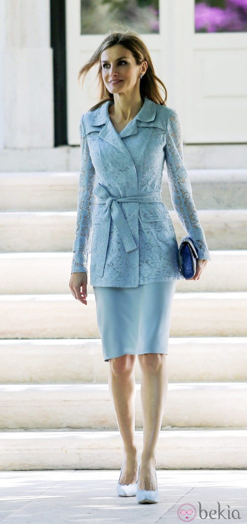 La Reina Letizia con vestido azul y chaqueta de encaje