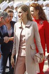 La Reina Letizia con un traje rosa empolvado y un abrigo en bouclette
