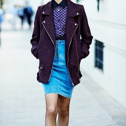 Flada lápiz vaquera, camisa estampada y abrigo granate de la colección otoño/invierno 2014 de Poète